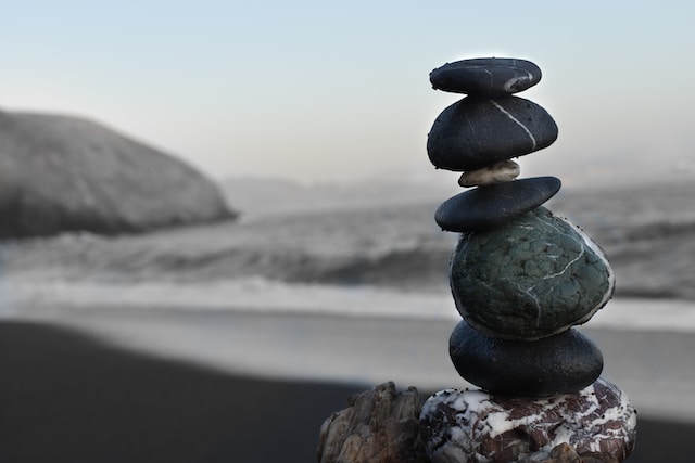 Kivia kasassa päällekkäin kuavstamassa henkistä tasapainoa.